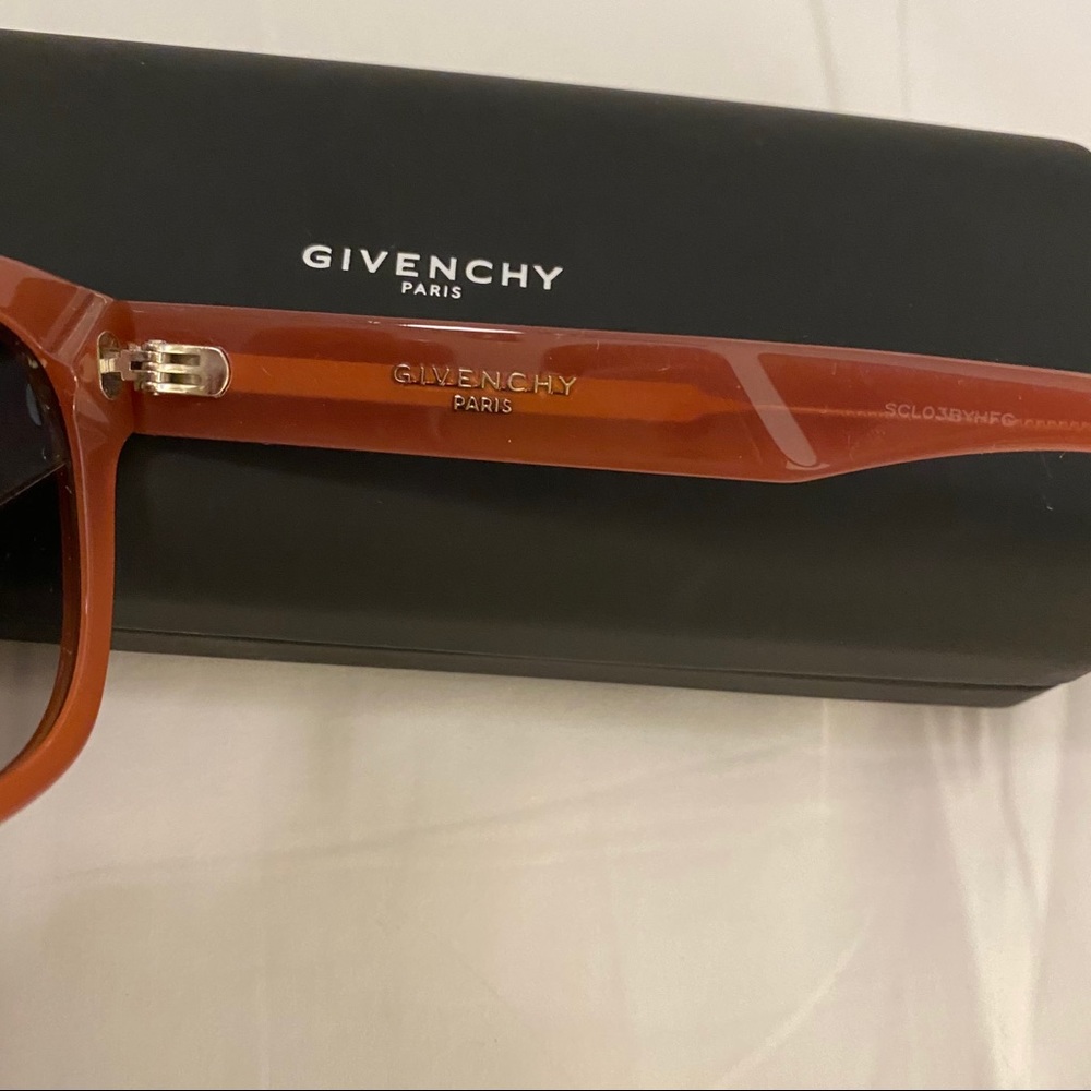 Givenchy - Picture 3 of 5